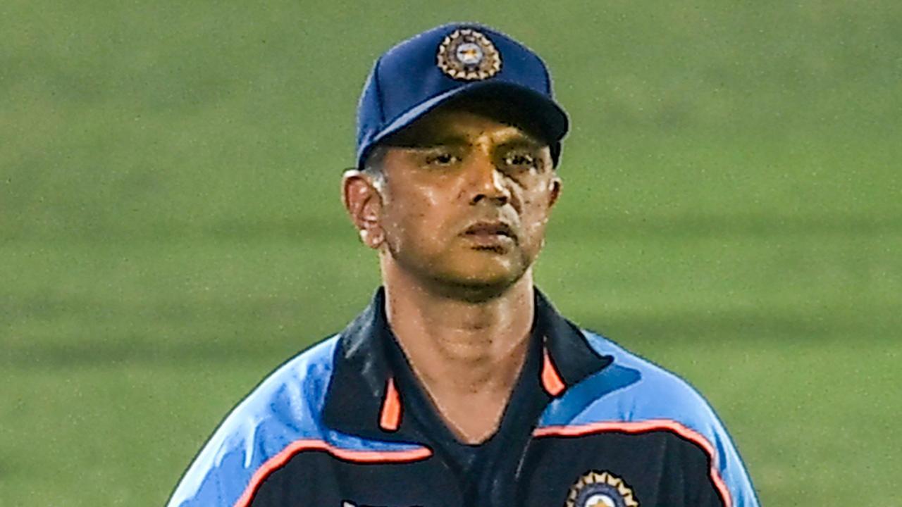 Rahul Dravid gives Rs 35,000 to groundsmen for preparing sporting pitch Rahul Dravid gives Rs 35,000 to groundsmen for preparing sporting pitch