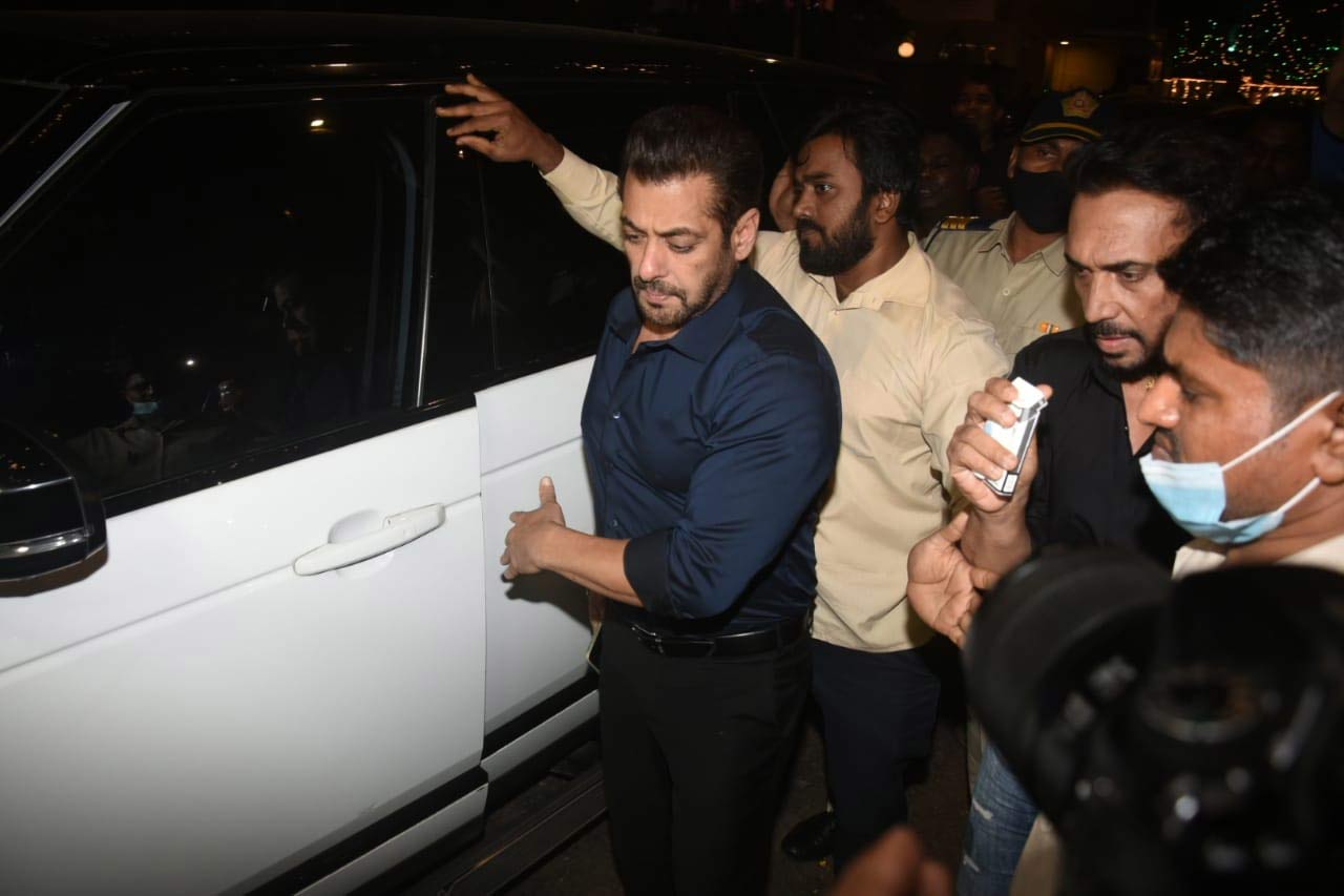 Ekta Kapoor hosted the biggest Diwali party which was attended by who's who of the industry. From Salman Khan, Kartik Aaryan, Mouni Roy, Harleen Sethi to Sanaya Irani, Hina Khan, Ridhi Dogra, the celebration was a star-studded affair. Salman was seen wearing a blue shirt, which he paired with basic black trousers.