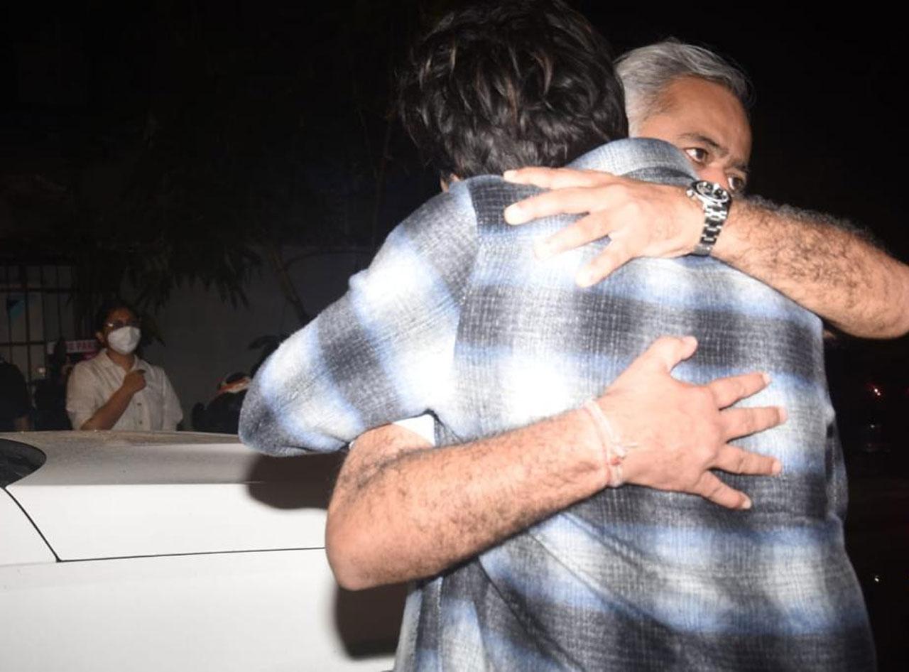 Filmmaker Hansal Mehta, it seems, is mighty impressed with Kartik Aaryan, at least that’s what this moment suggests as he could be seen giving a hug to the leading man. What Neerja did for Sonam Kapoor, will Dhamaka do for Kartik? 
 