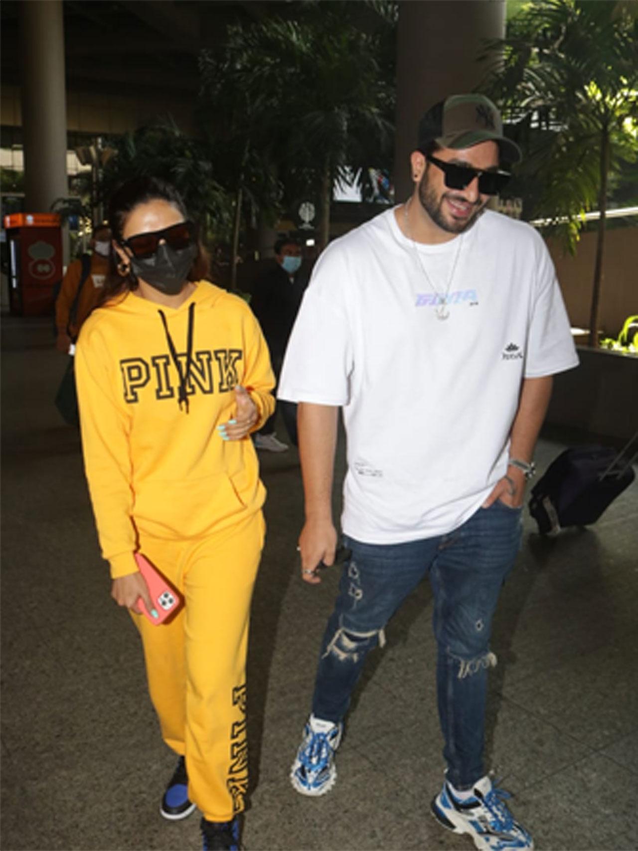 Aly Goni and Jasmin Bhasin’s relationship is not news anymore. They both have been clicked together several times together and the latest outing seems to have been their most fun. It was at the airport but they could be seen laughing and having fun as the paparazzi captured them. They both donned casual outfits. 