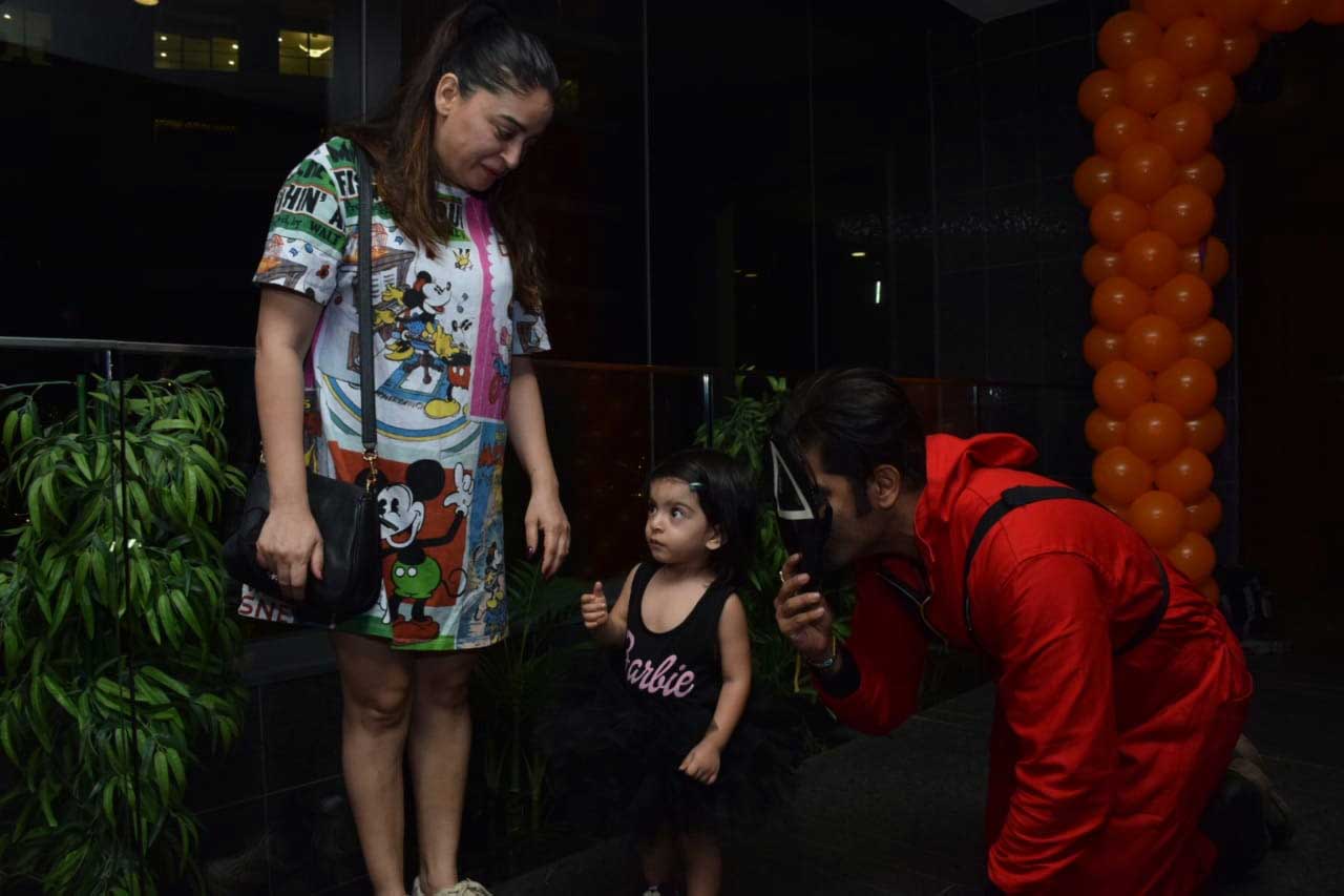 Karanvir Bohra welcomed little Tara in the most unique way. Tara doesn't look amused while mom Mahhi Vij smiles away at the situation.