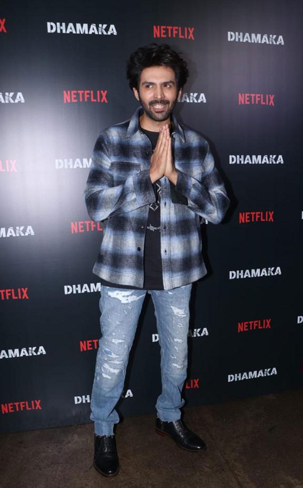 Kartik Aaryan is gearing up for Ram Madhvani’s Dhamaka that will directly stream on Netflix from November 19 onwards. The actor was spotted at the film screening in a casual yet cool avatar. Let’s see what kind of a response this newsroom thriller receives from the critics and audiences.
 