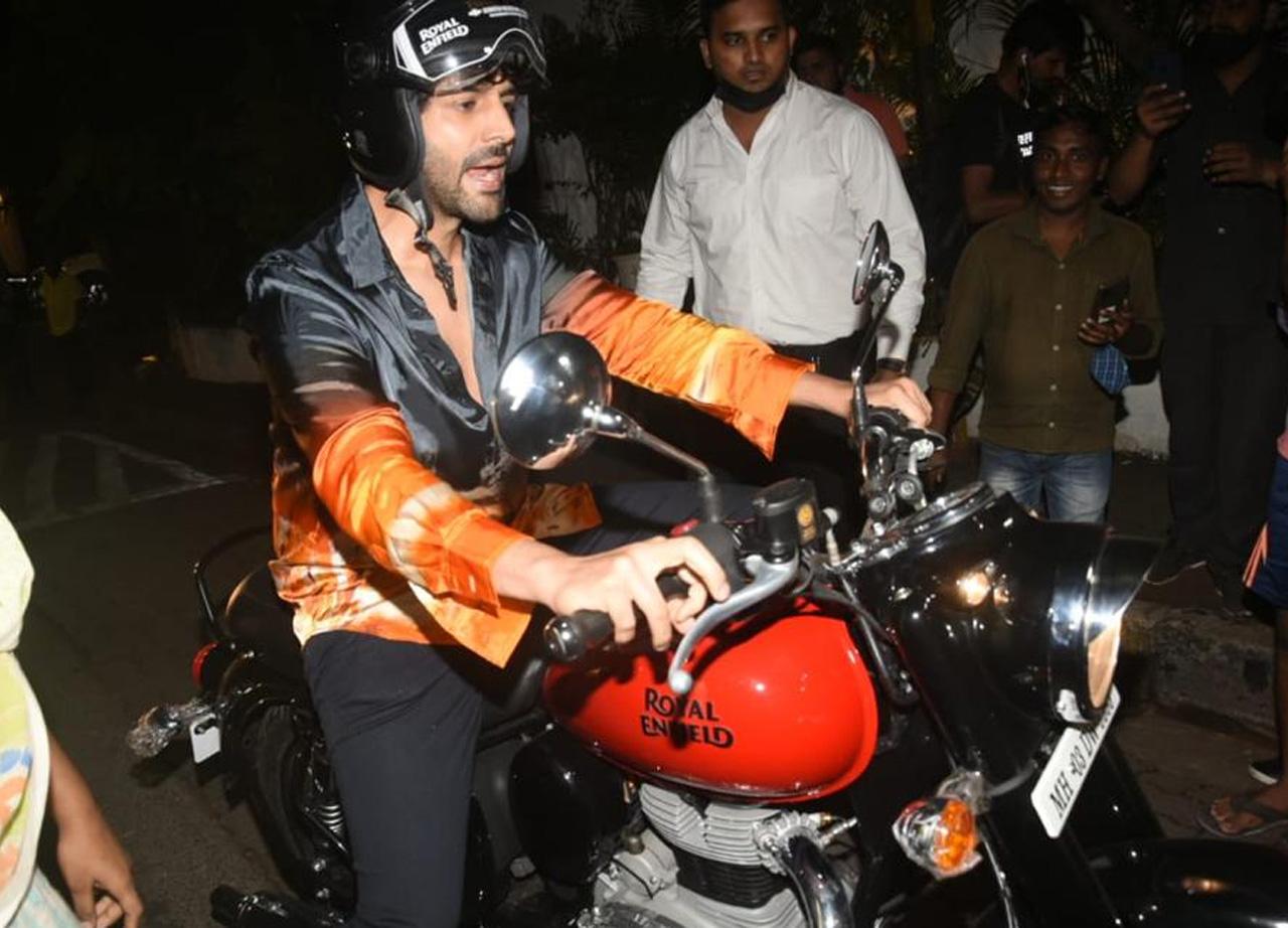 Kartik Aaryan could be seen arriving at the Olive restaurant in the city on his new bike, the Royal Enfield. He gifted this bike to himself as he turned 31.