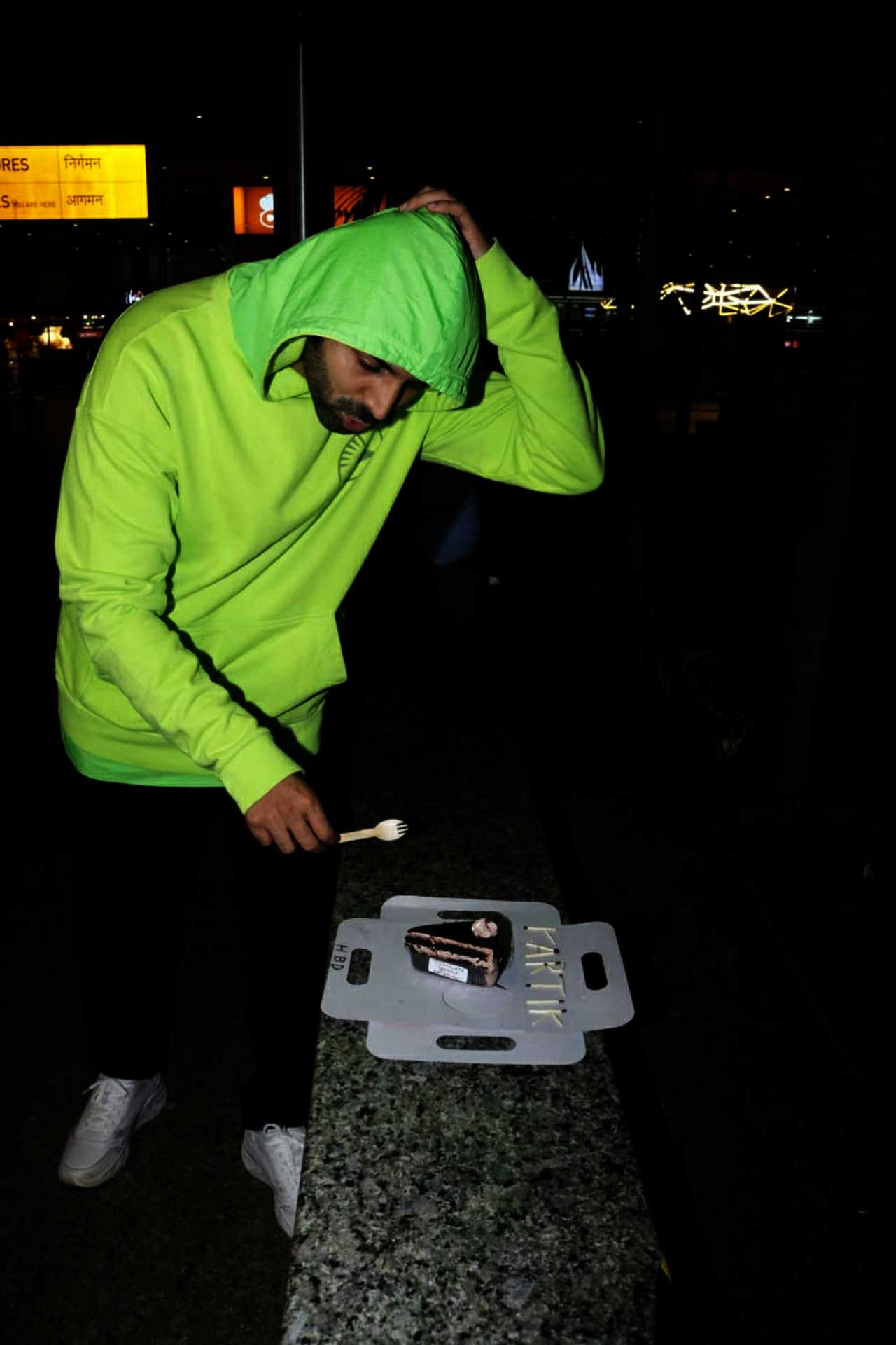 Kartik Aaryan turns 31 today and he was spotted at the airport arriving in Mumbai last night. The Dhamaka actor wore a neon green hoodie with black pants, and was in for a sweet surprise as the paps waited for him with a cake!