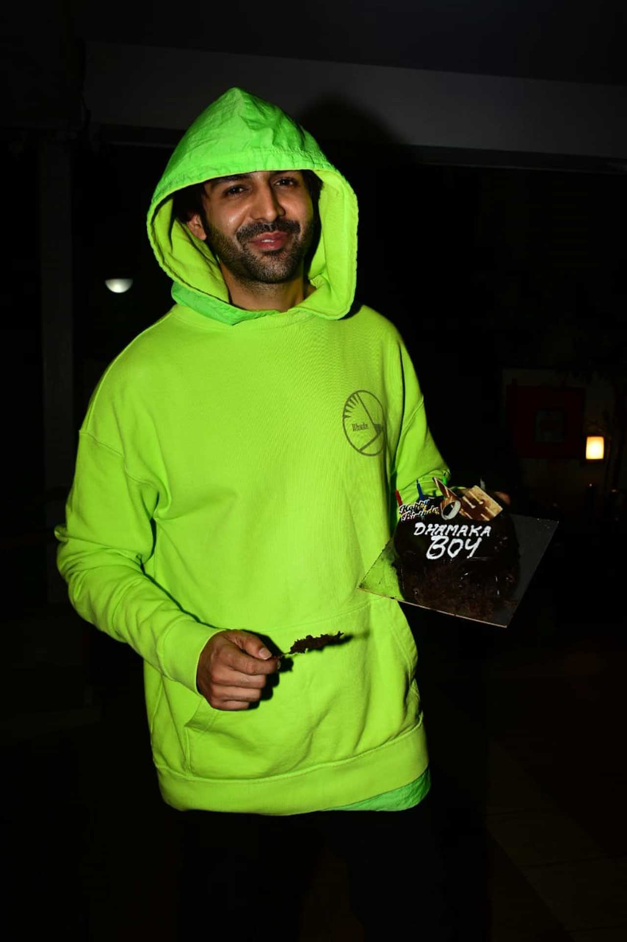 Kartik Aaryan celebrates ’dhamakedar’ birthday with media by cutting 