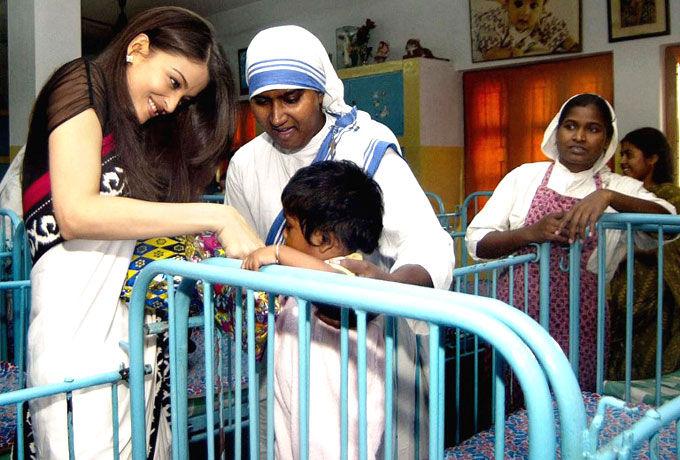 Aishwarya Rai offers sweets to a child at Sishu Bhavan, a home for destitute babies run by Mother Teresa's Missionaries of Charity, in Kolkata on December 17, 2002.Here's wishing the stunning Aishwarya a very happy birthday!