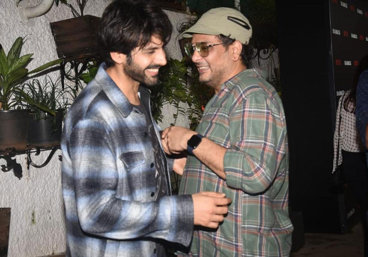 Casting director and director Mukesh Chhabra and Kartik Aaryan were seen in a candid interaction and we wonder what the joke was as the two gentlemen cannot stop smiling.
 
