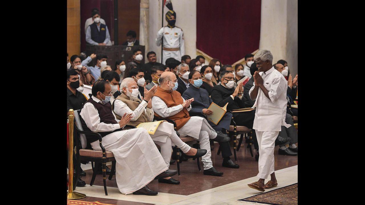 Terracotta artist VK Munusamy greets Vice President M. Venkaiah Naidu, Prime Minister Narendra Modi and Union Home Minister Amit Shah during the Civil Investiture Ceremony-I, at Rashtrapati Bhawan. Pic/PTI