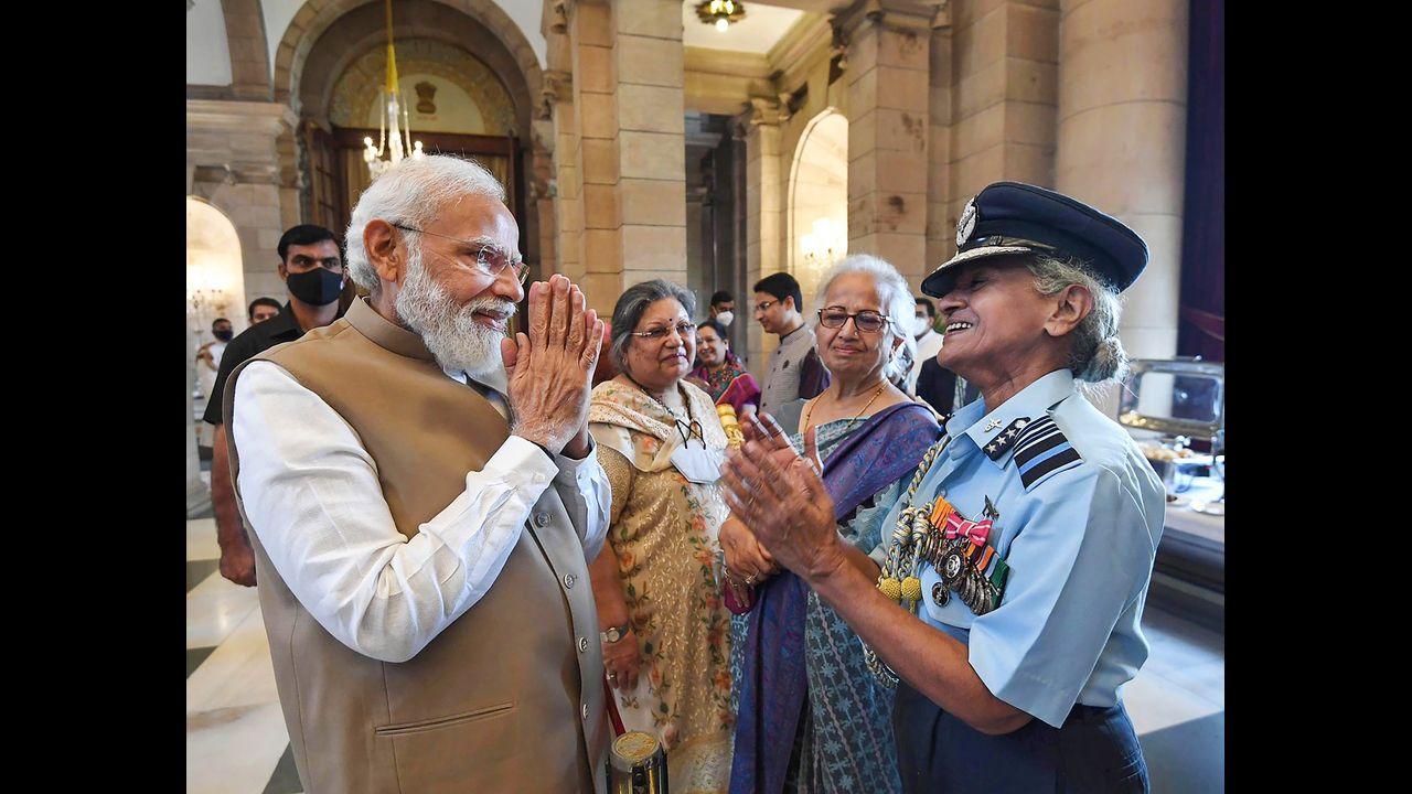 Prime Minister Narendra Modi meets with awardees during the Padma Awards 2020, at Rashtrapati Bhavan in New Delhi. Pic/PTI