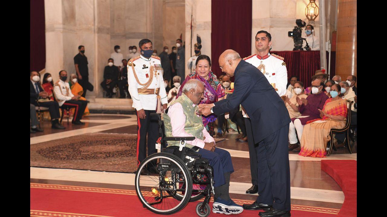 President Ram Nath Kovind presents Padma Shri to Jai Prakash Agarwal for Trade and Industry. Pic/PTI