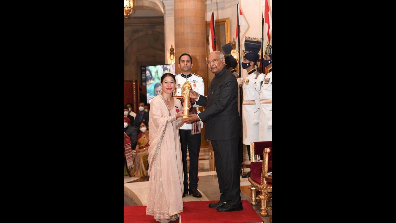 President Ram Nath Kovind presents the Padma Vibhushan Award to Mangte Chungneijang Mary Kom for Sports. Pic/Pallav Paliwal