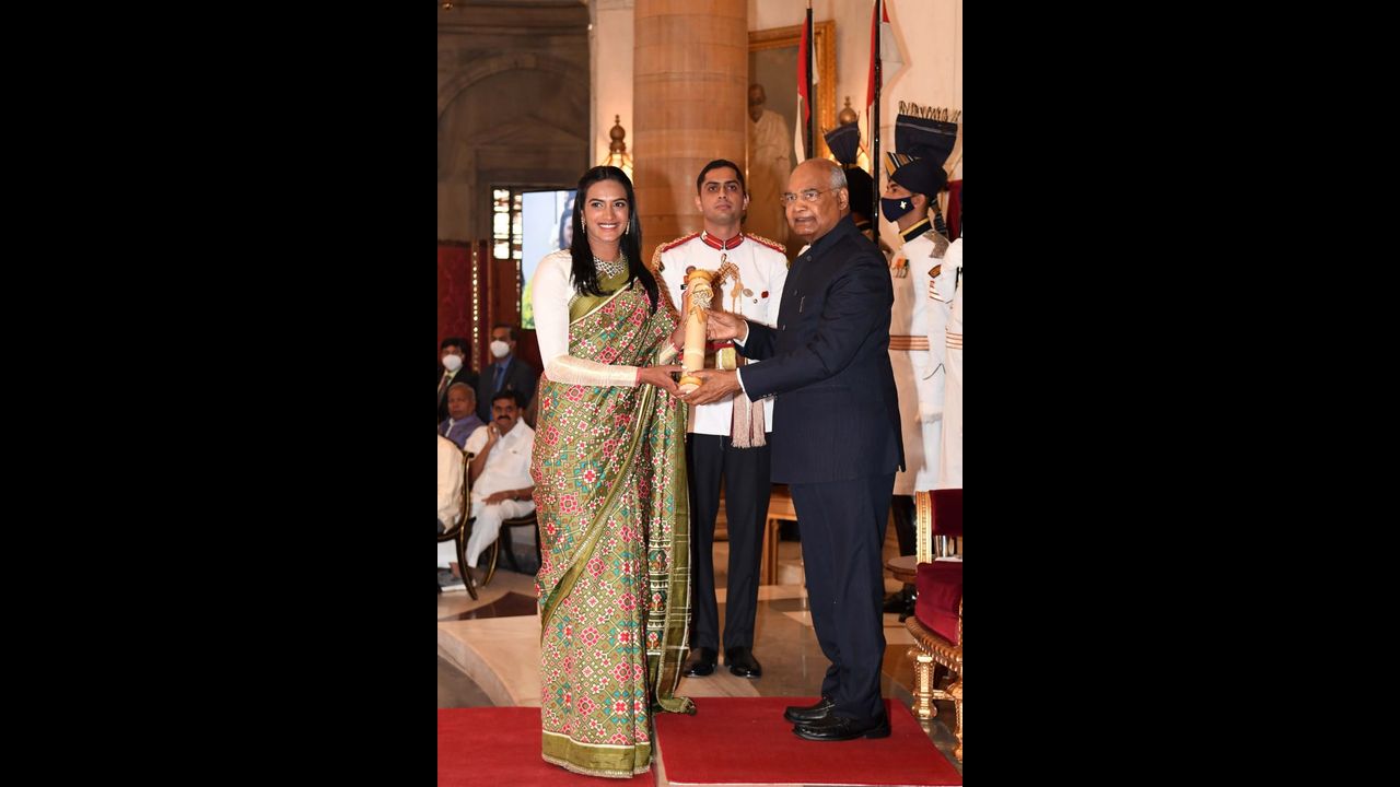 President Ram Nath Kovind presents Padma Bhushan to shuttler P.V. Sindhu. Pic/Pallav Paliwal