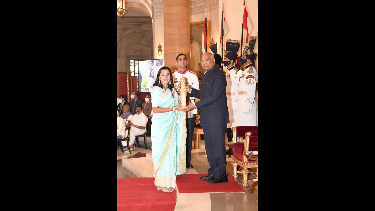 Ram Nath Kovind presents the Padma Shri award to hockey player Rani Rampal. Pic/Pallav Paliwal