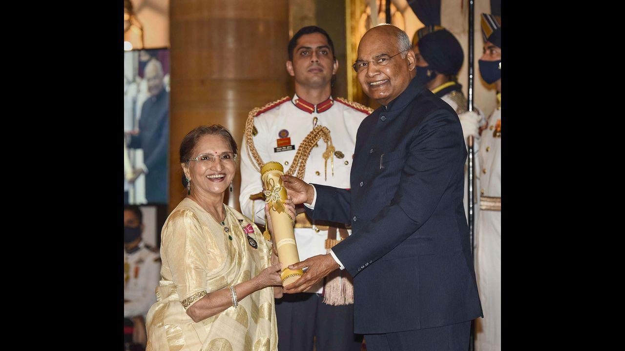 President Ram Nath Kovind presents the Padma Shri award to television actress Sarita Joshi. Pic/PTI