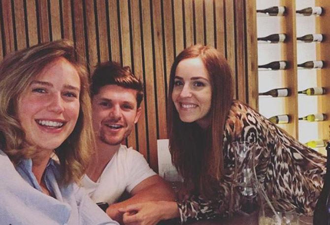 Ellyse Perry looks like shes missing Matt Toomua a lot on this outing with friends. Ellyse Perry wrote, 'Just missing one @m.toomua'