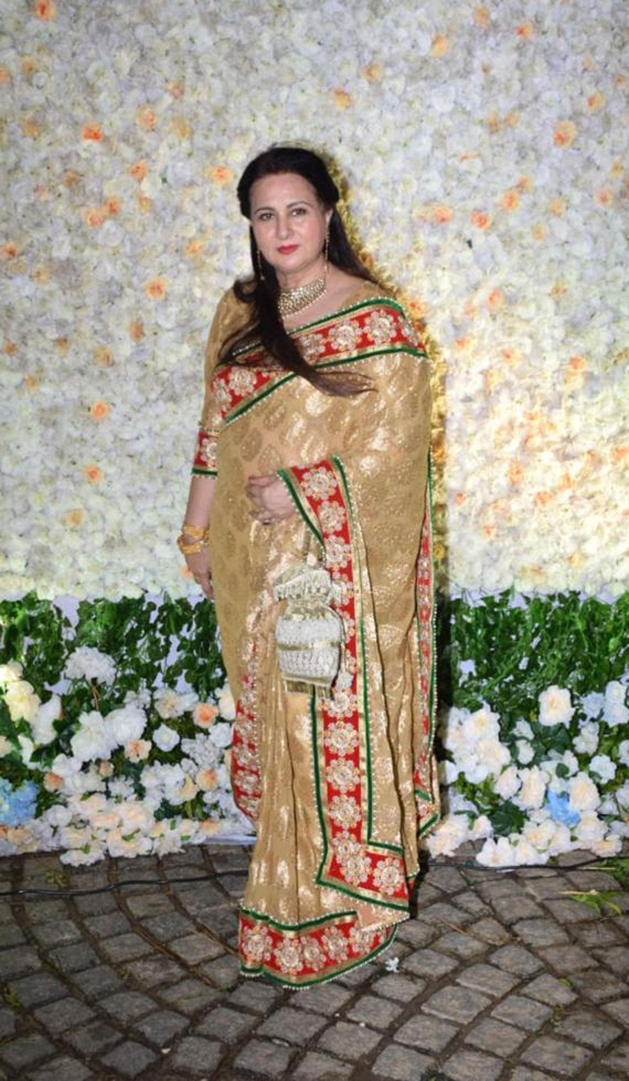 Veteran actress Poonam Dhillon arrived at Aditya and Anushka's wedding in a Golden saree with red embroidery and looked really pretty. 