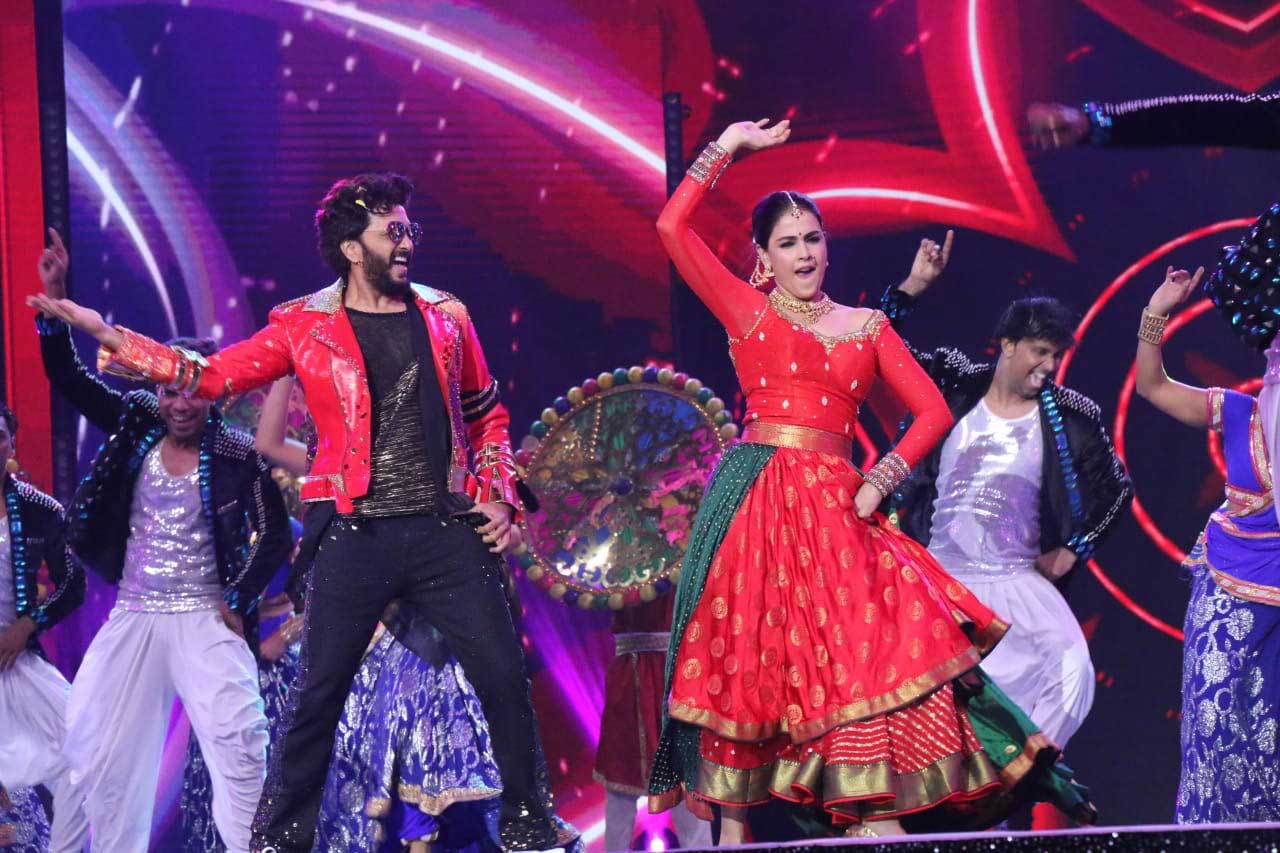 Her performance was followed by an act by star-couple Riteish Deshmukh and Genelia D'Souza, who promoted regional cinema by performing on Marathi songs.