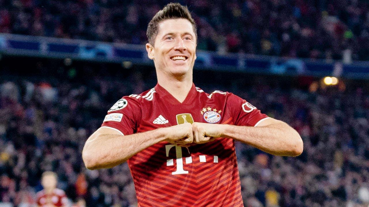 Lewandowski nets hat-trick as Bayern seal Last-16 spot