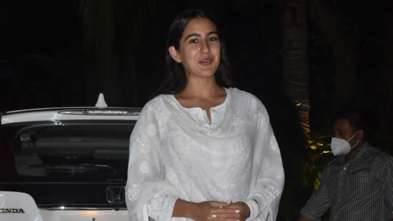 Sara Ali Khan can’t stop smiling as a fan offers her Vada Paav: Watch Video
