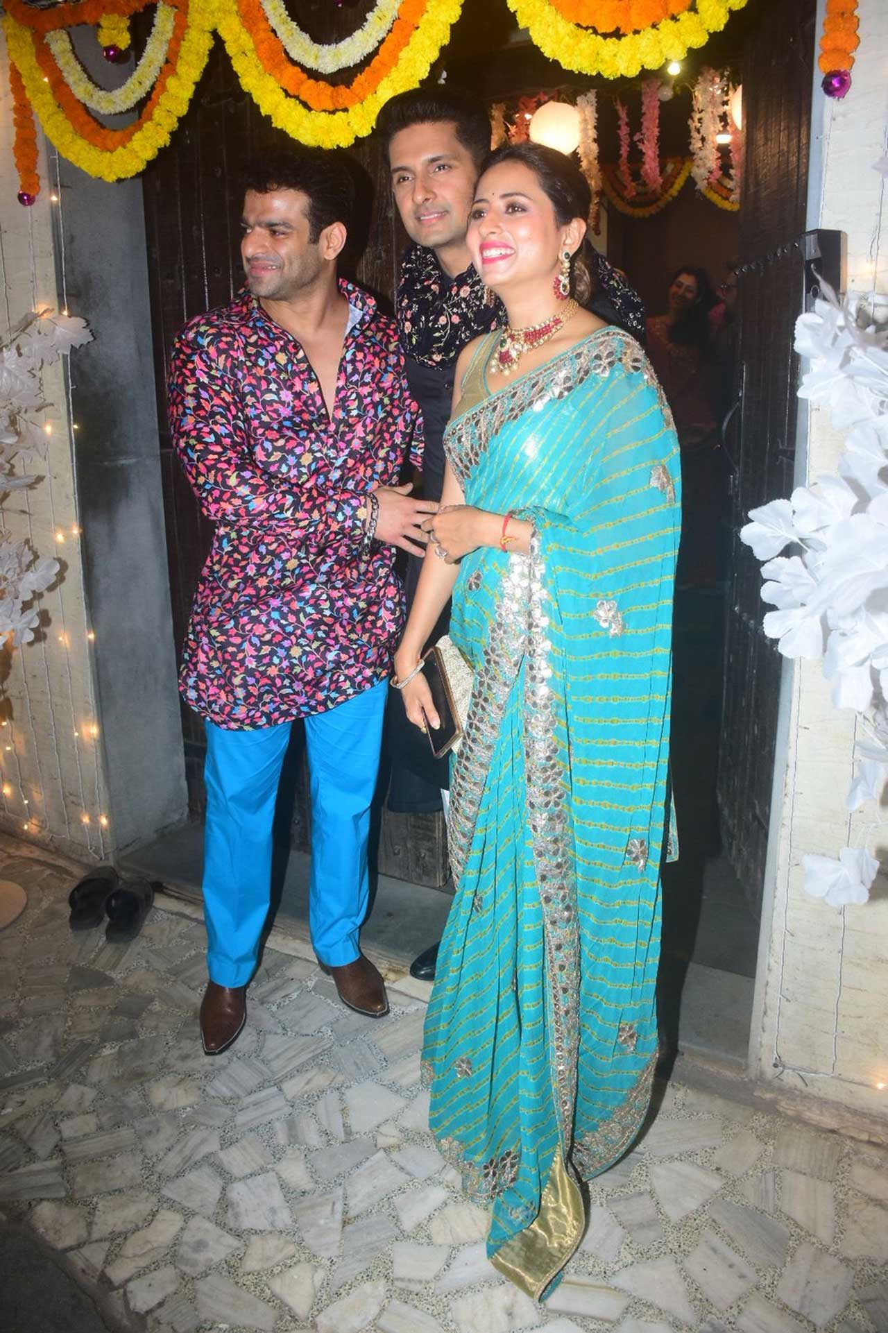 Telly couple Sargun Mehta and Ravi Dubey too attended the bash. Sargun look pretty in a cyan coloured saree whereas Ravi chose an all black printed outfit.