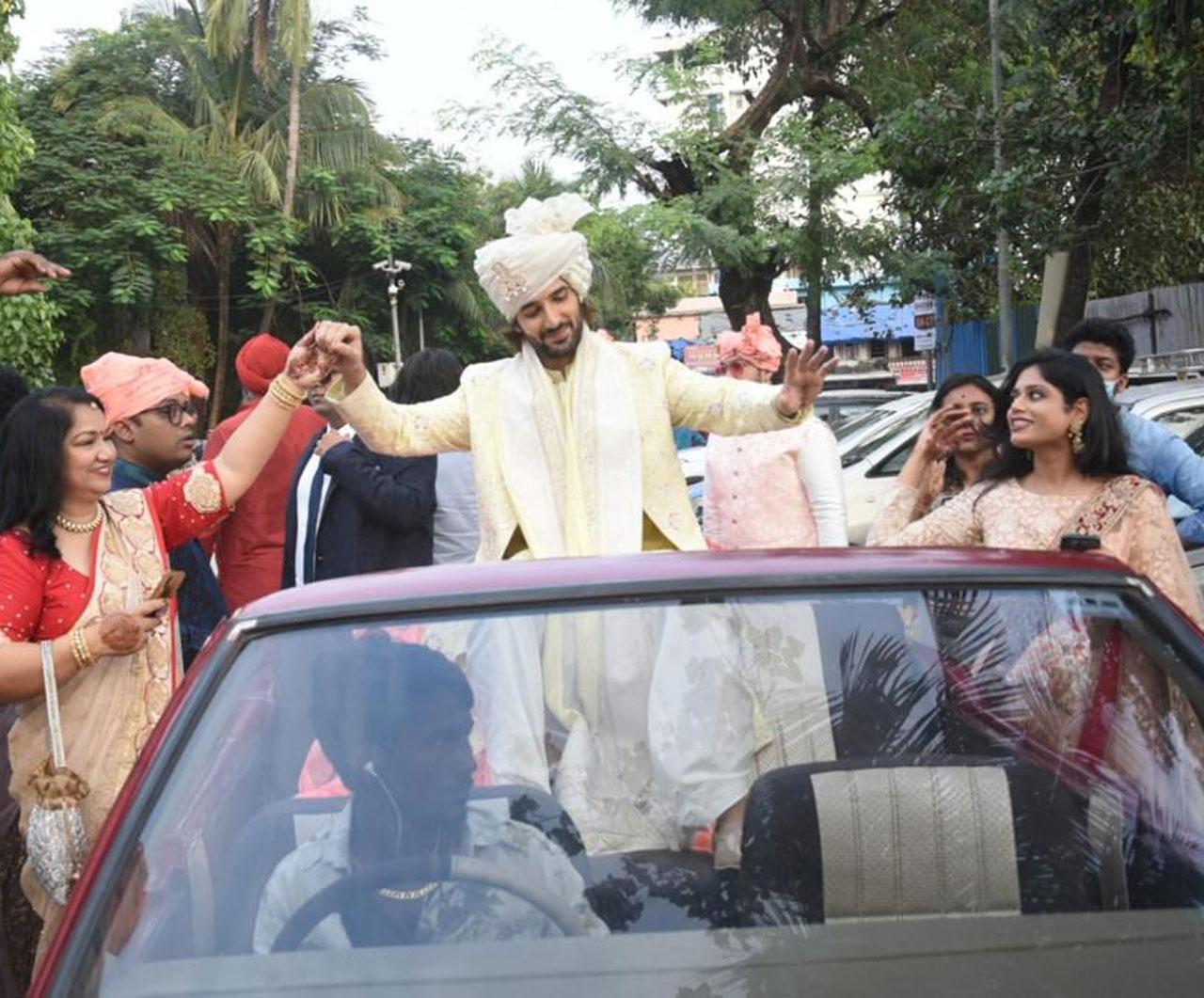 Aditya Seal was clicked arriving for his Baaraat and looked dapper in his light golden Shervani and that open air vintage car only added to the mood of the entire Seal family. It looked like one happening event. 