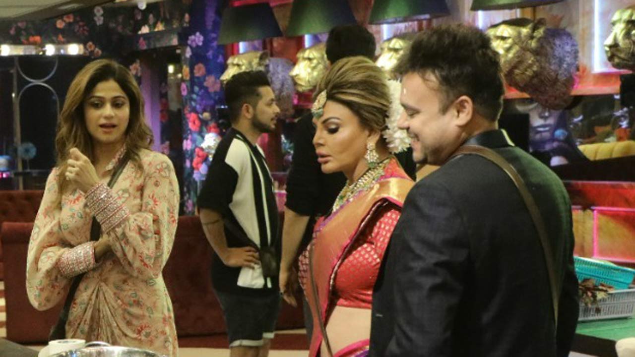 In one of the promos shared by the team, Rakhi's husband Ritesh is seen flirting with none other than the Sharara girl Shamita Shetty. The actress, as Ritesh has a friendship proposal, accepts it with a gleaming smile and a rose, while Rakhi Sawant is seen stunned looking at her husband's gesture for Shamita. Read the full story here