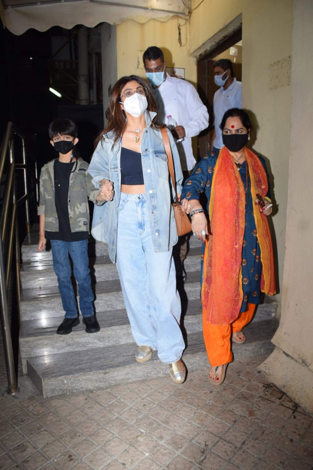 Shilpa Shetty Sex Blue Film - It's movie time! Shilpa Shetty steps out with son Viaan Kundra and mommy  Sunanda