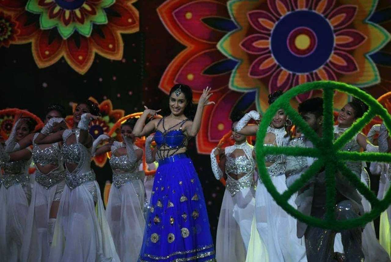 Shraddha Kapoor showcased the power of Indian women with her performance on motivational songs like Kar Har Maidan Fateh and Badal pe paon hain. 