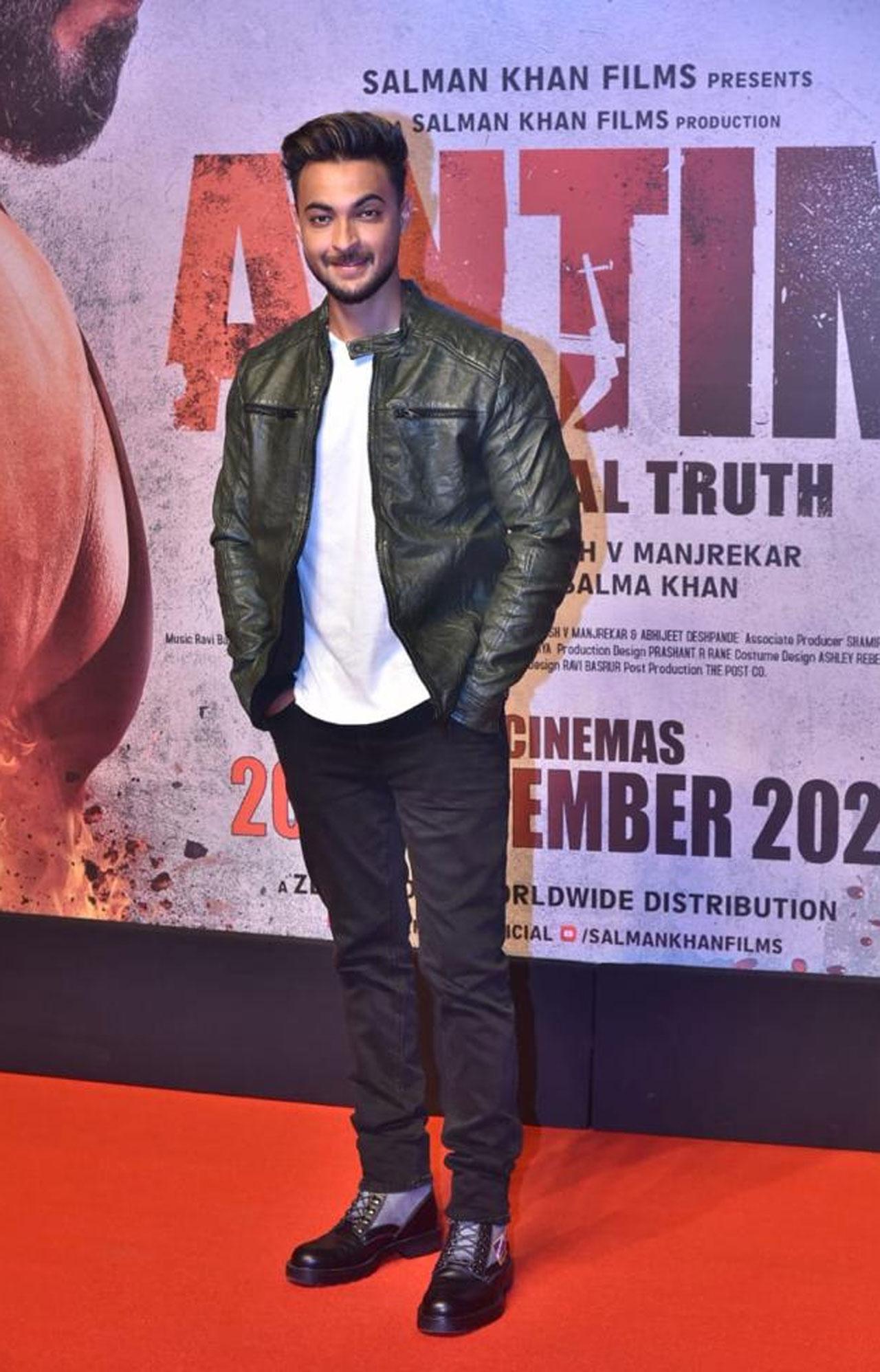 The leading man Aayush Sharma posed for the paparazzi before heading to watch his second film after Loveyatri. He was dressed in a dark green jacket and smiled for the media as he was clicked on the red carpet.