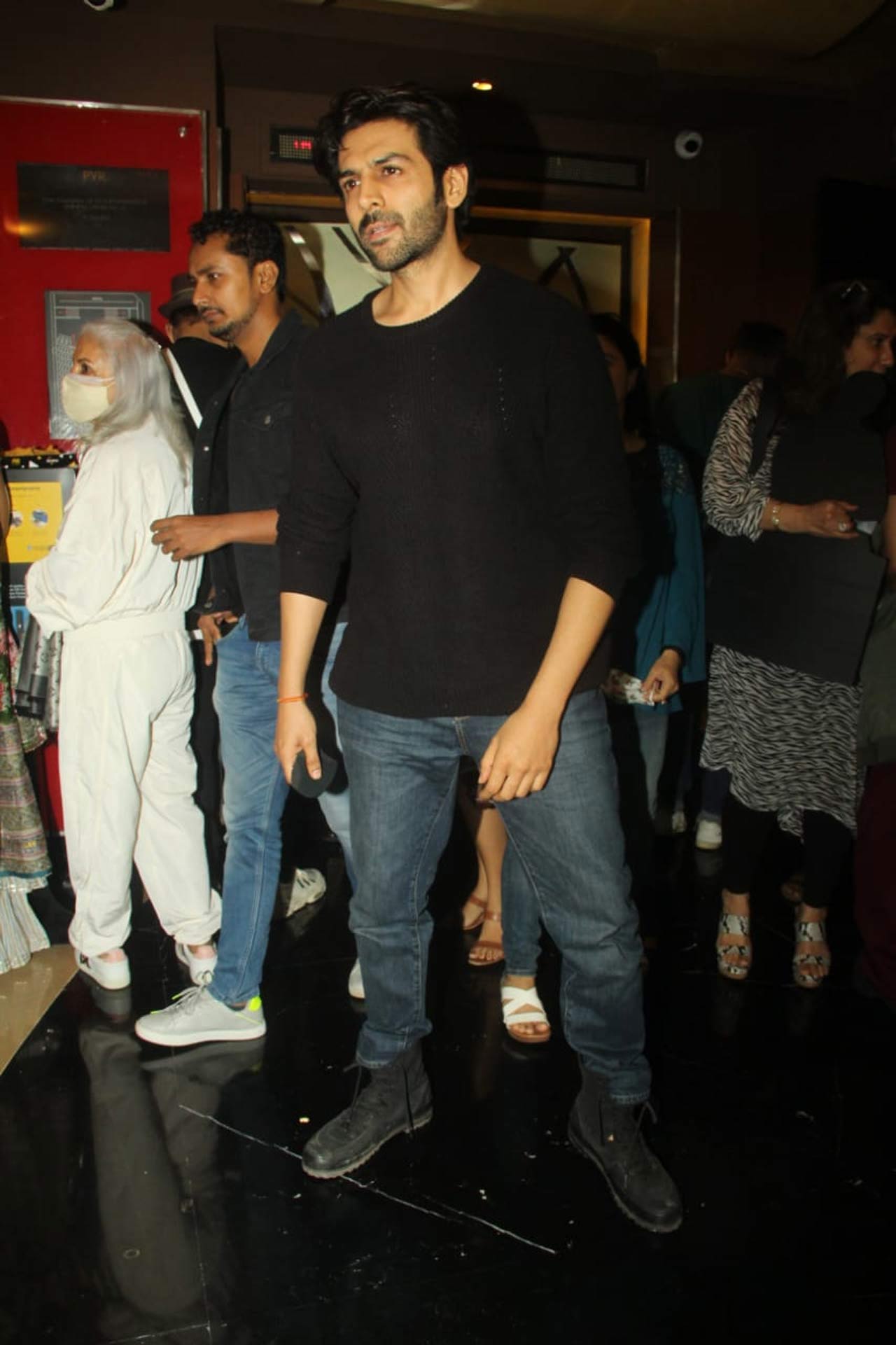 Kartik Aaryan, who will be next seen in 'Dhamaka' and 'Freddy', posed for the paparazzi as he attended the Sooryavanshi screening in Mumbai. The actor was seen wearing a black basic tee, paired with a blue pair of denim.