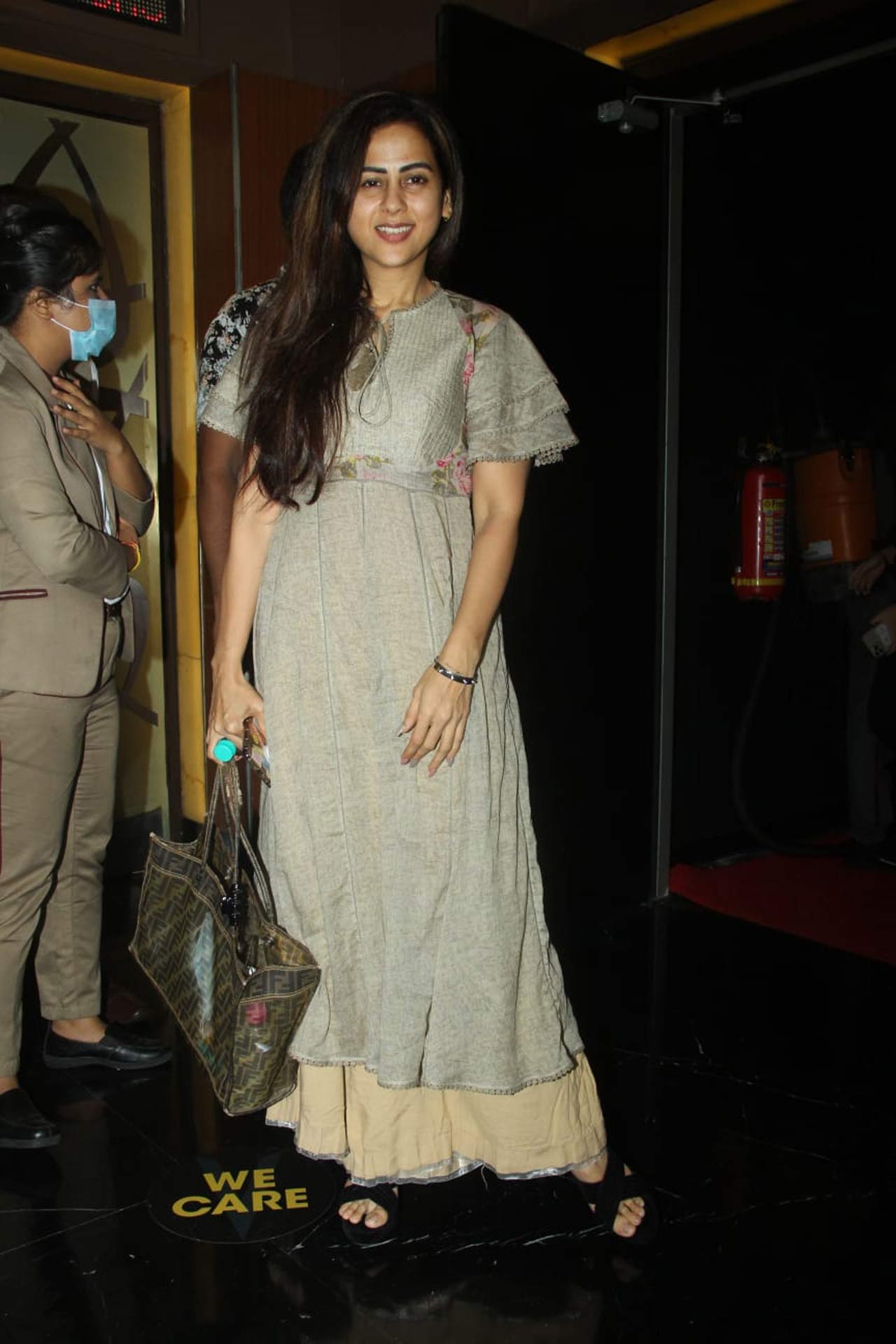 Aroosa Khan posed for the shutterbugs as she attended the special screening of Akshay Kumar and Katrina Kaif starrer Sooryavanshi.