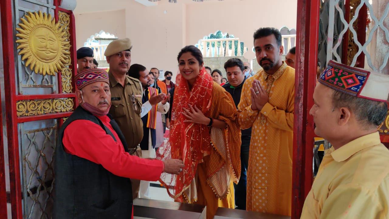For the first time since his bail in September, Raj Kundra was spotted with his wife Shilpa Shetty at the Chamunda Temple in Himachal Pradesh. This was the couple's first visit together after a long time. They could be seen offering prayers.