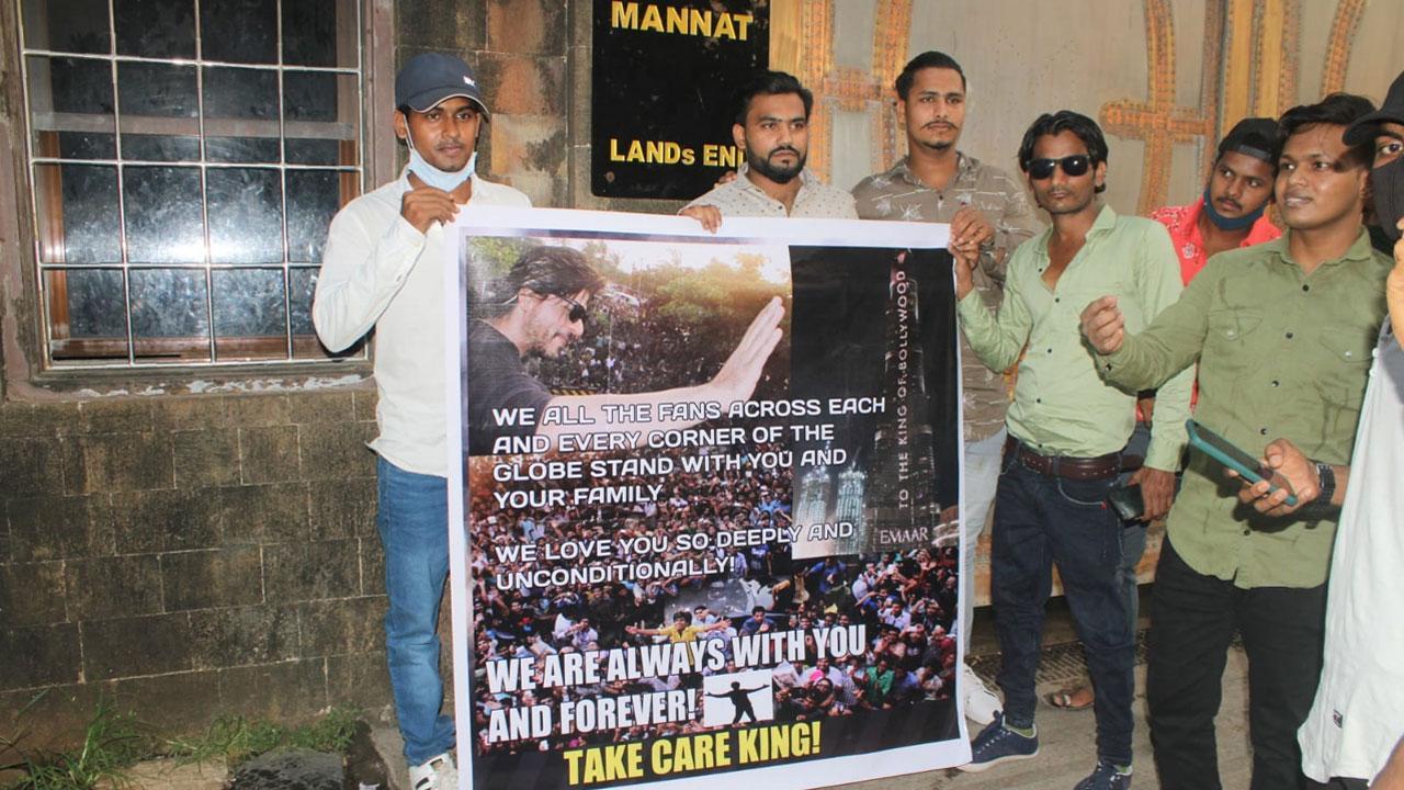 'Take care King,' Shah Rukh Khan's fans gather outside Mannat on his birthday eve with heart-warming messages
