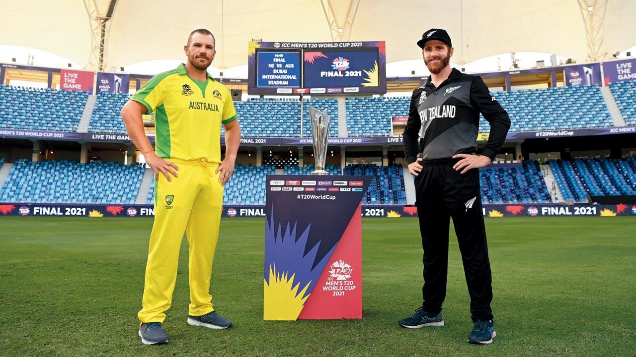 Australia skipper Aaron Finch and New Zealand captain Kane Williamson pose with the ICC T20 World Cup in Dubai on Saturday