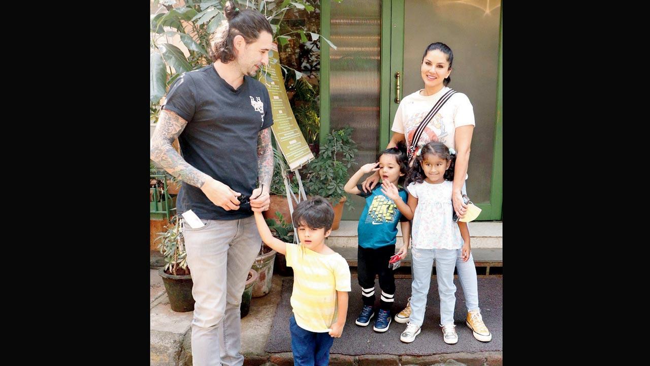  Sunny Leone with family