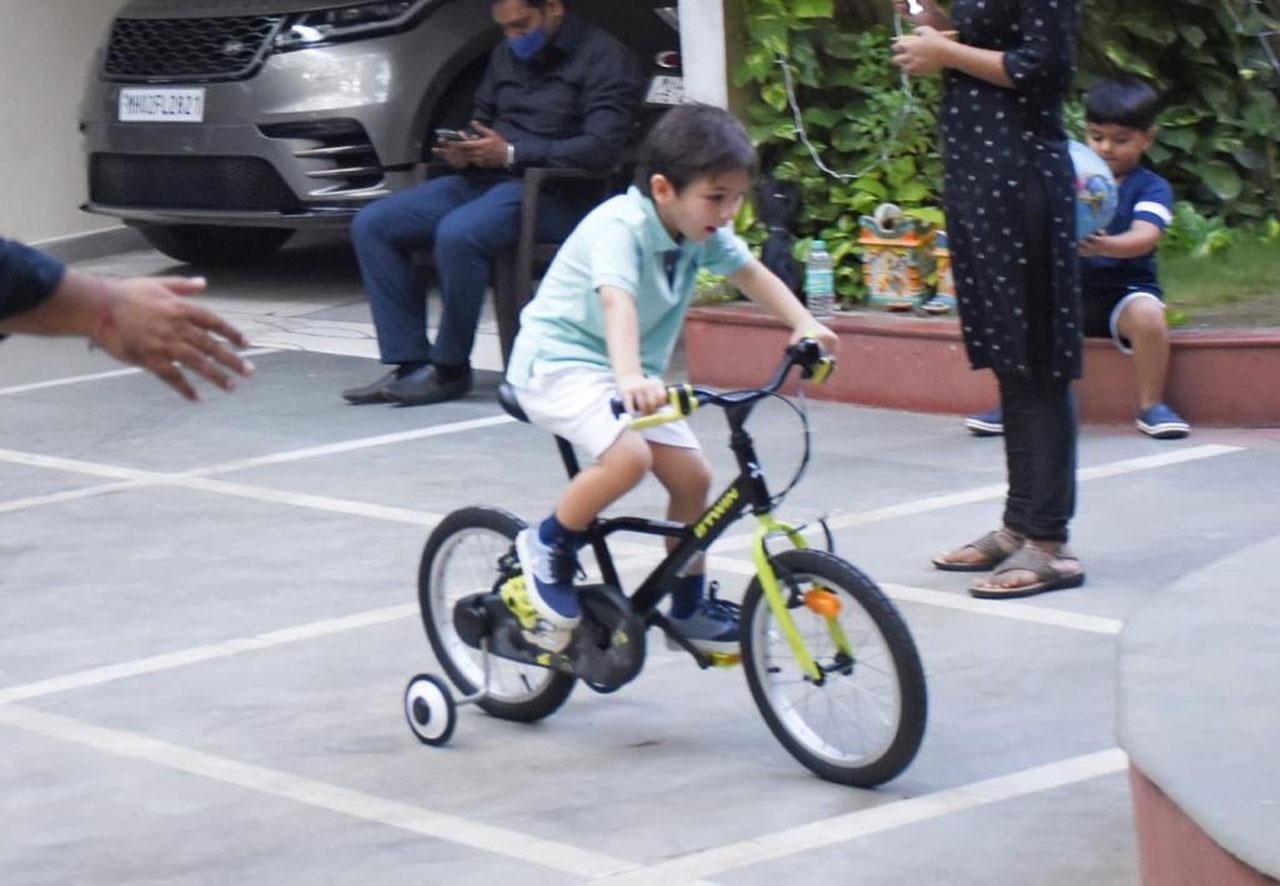 He will turn 5 next month on December 20 but the munchkin already knows how to ride a cycle. The cameras captured this adorable moment that cannot be missed.
 