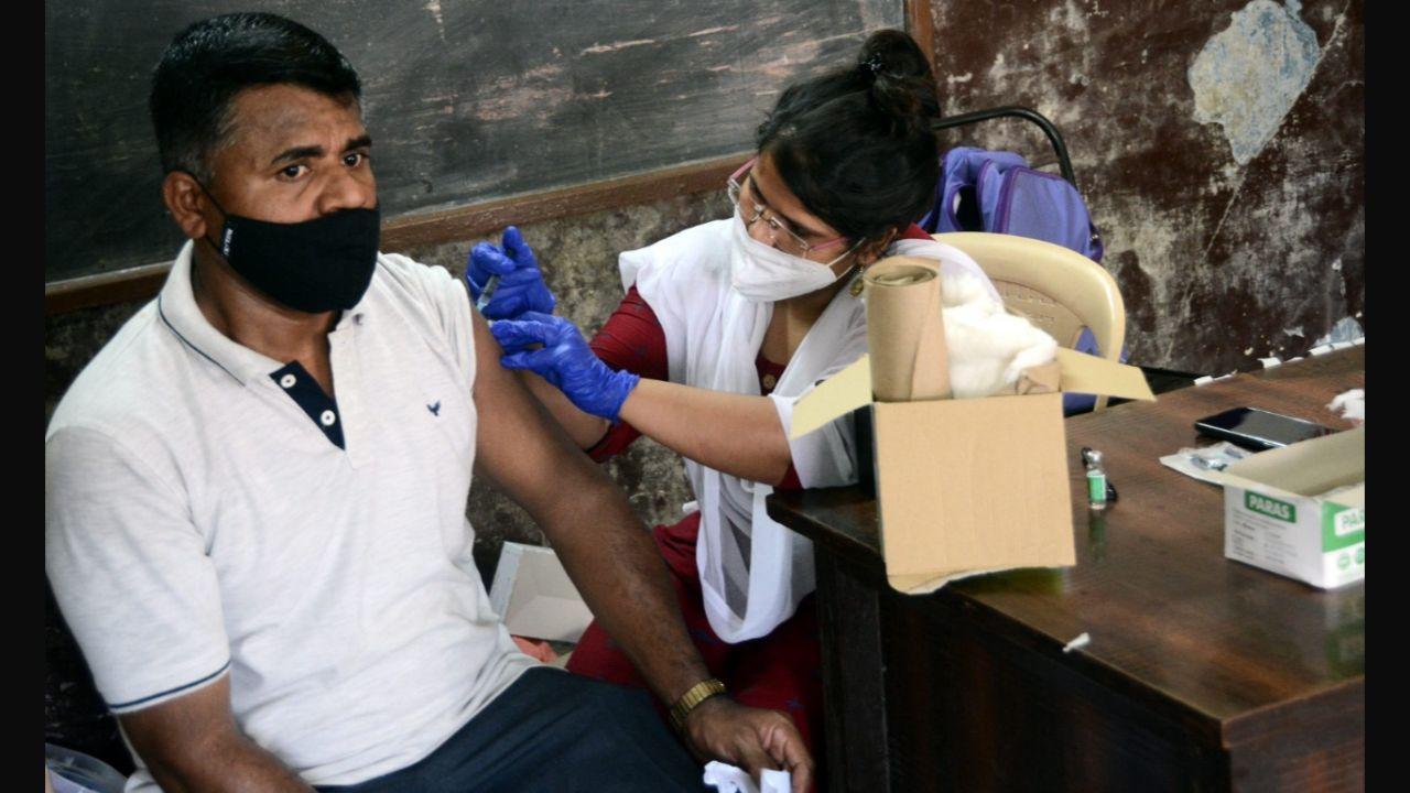 A health worker vaccinating a citizen in Mumbai