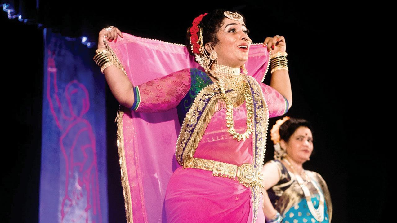Lavni dance ; traditional Maharashtrian dance Mumbai Bombay ; Maharashtra ;  India | Dinodia Photo Library