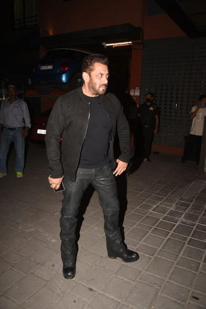 Salman Khan opted for an all-black outfit for the party at brother-in-law Aayush Sharma's residence in Mumbai. Aayush is married to Salman's younger sister Arpita Khan.