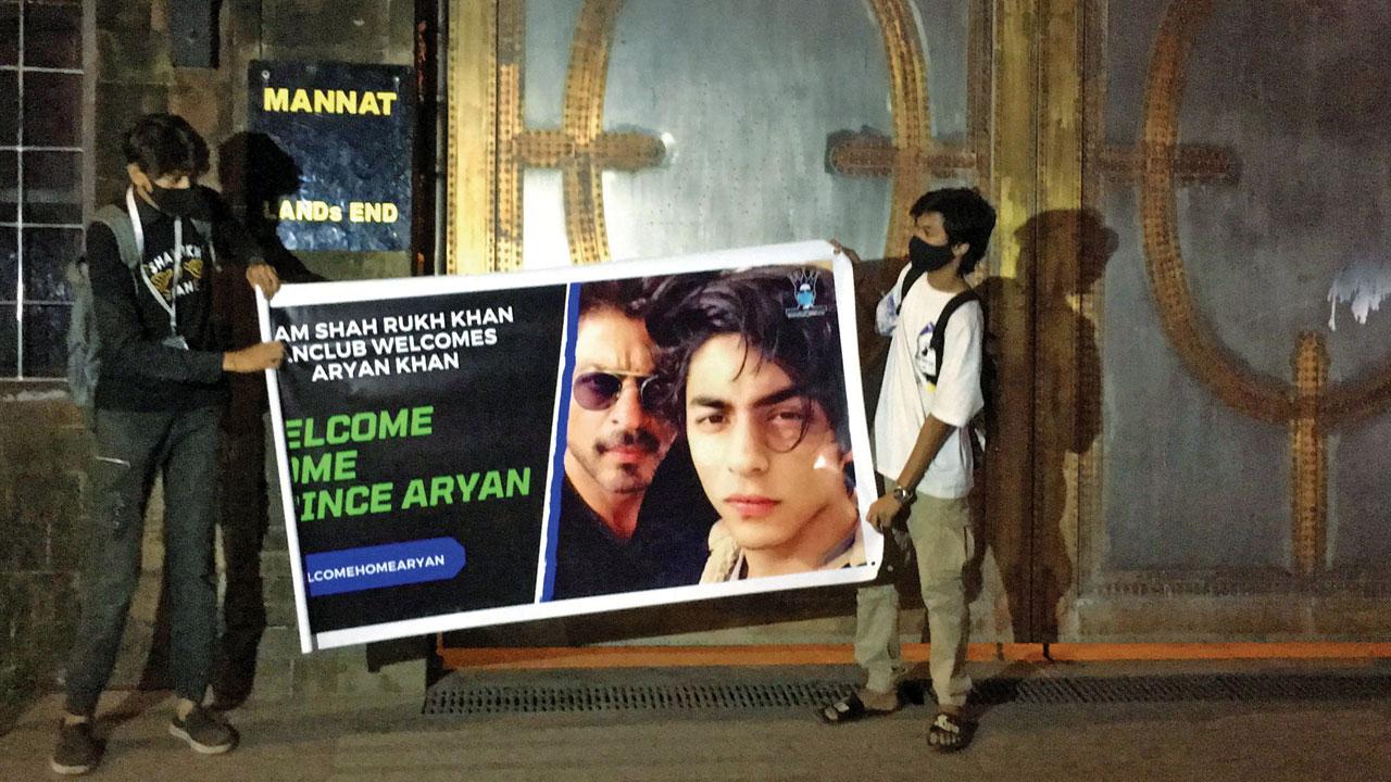 Fans of Shah Rukh Khan celebrate Aryan`s bail, outside actor`s home Mannat, on Thursday. Pic/Atul Kamble
