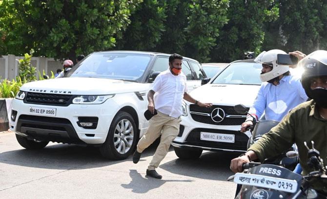 In picture: Aryan Khan's car at Worli Naka making its way to Mannat. (Picture/Bipin Kokate)