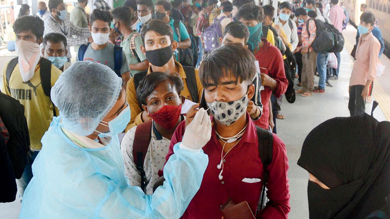 Antigen tests being conducted at the Lokmanya Tilak Terminus on Monday. Pic/Sayyed Sameer Abedi