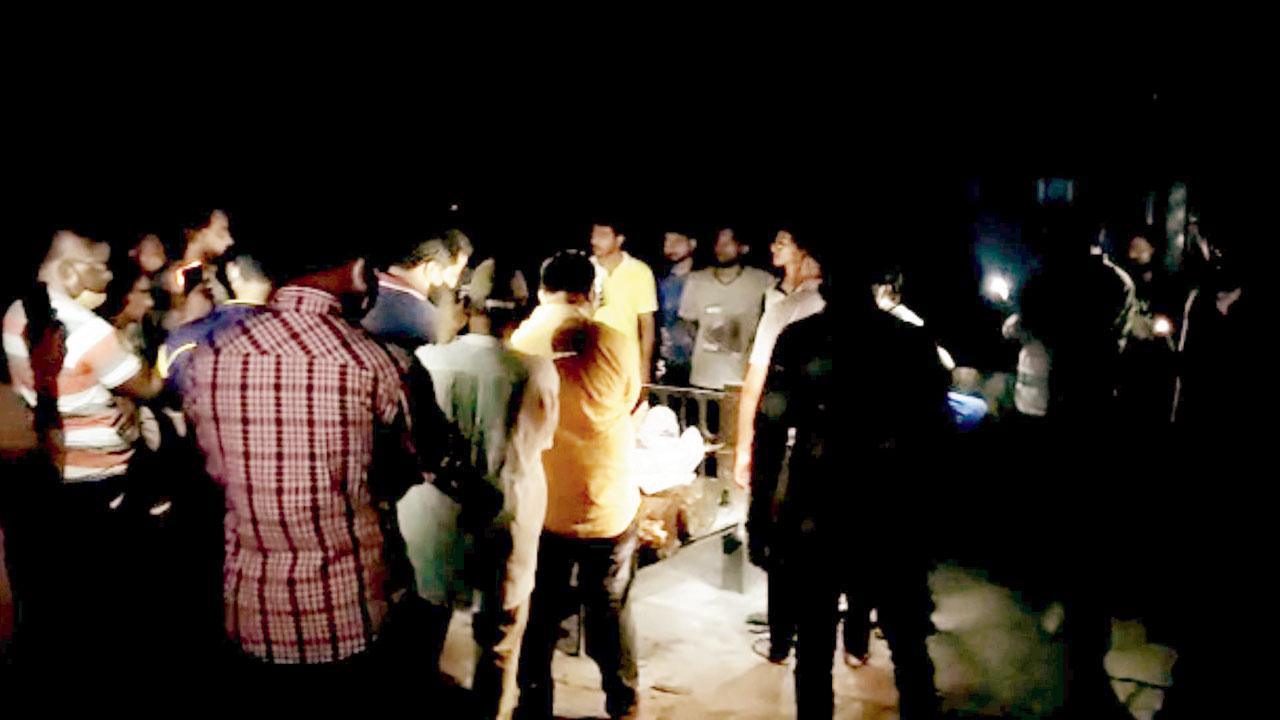 Forced to cremate my mother by flashlight: Nalasopara resident
