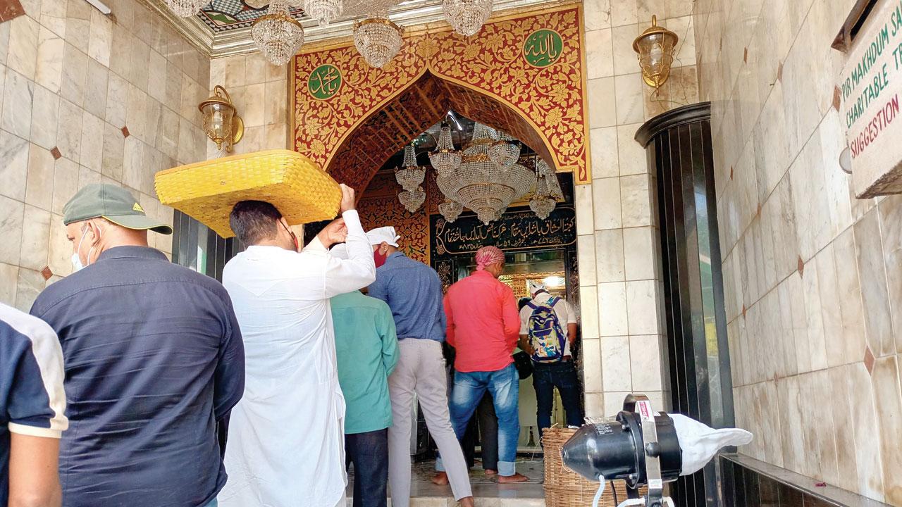 Devotees at Hazrat Makhdoom Ali Shah Mahimi Dargah at Mahim. Pic/Somita Pal