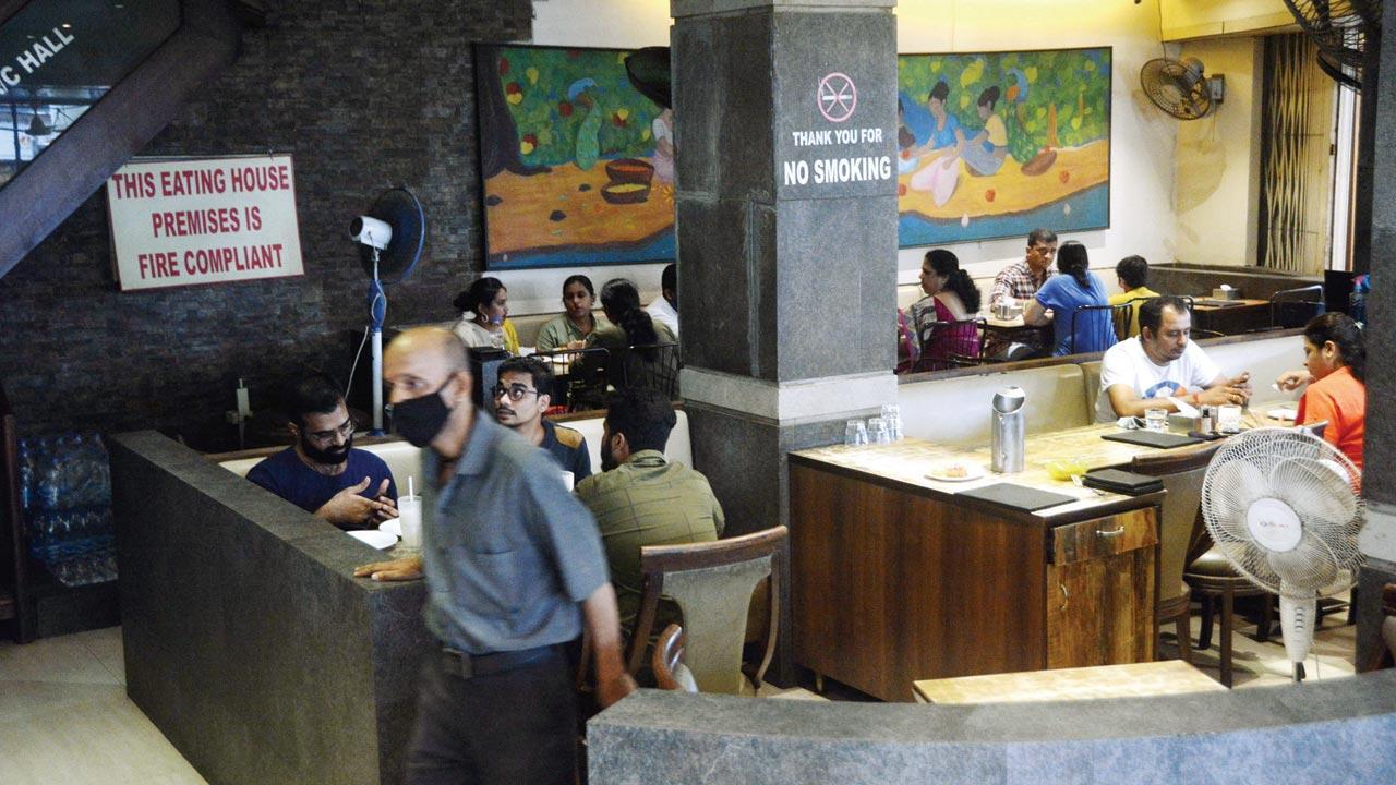 Maharashtra extends timing of shops, restaurants; to reopen amusement parks from 22 Oct
