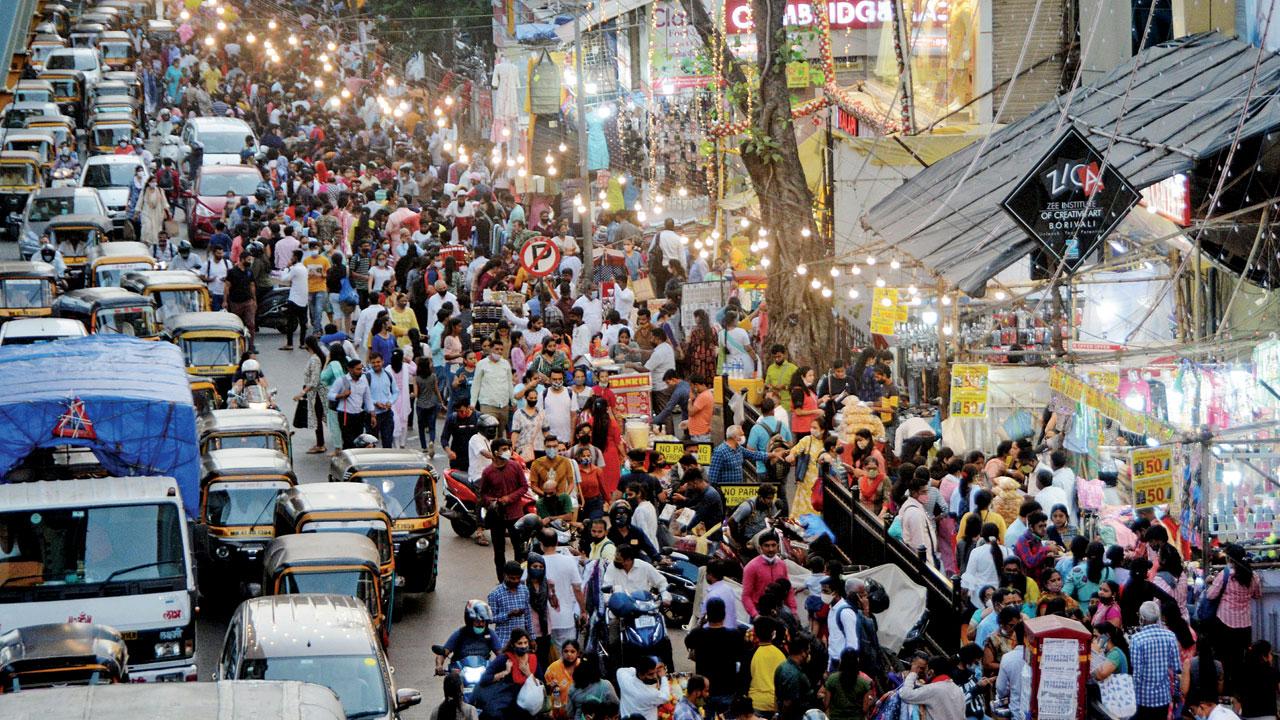People seen in large numbers ahead of Diwali, on SV Road, Borivali, on Friday. Pic/Satej Shinde