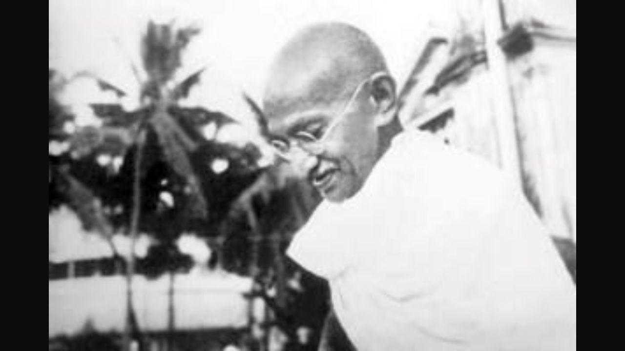 Mahatma Gandhi at Juhu beach in 1944. Photo: Mid-day file pic