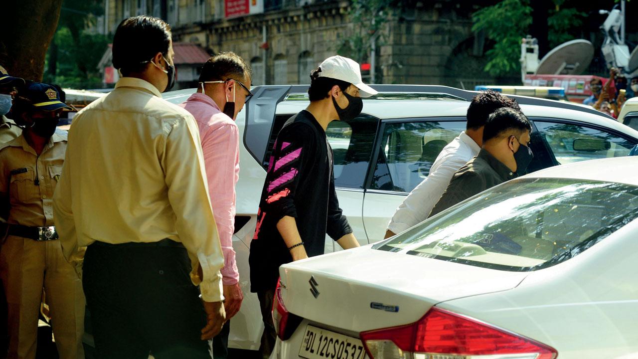 Aryan Khan outside Killa court on Thursday. Pic/Atul Kamble