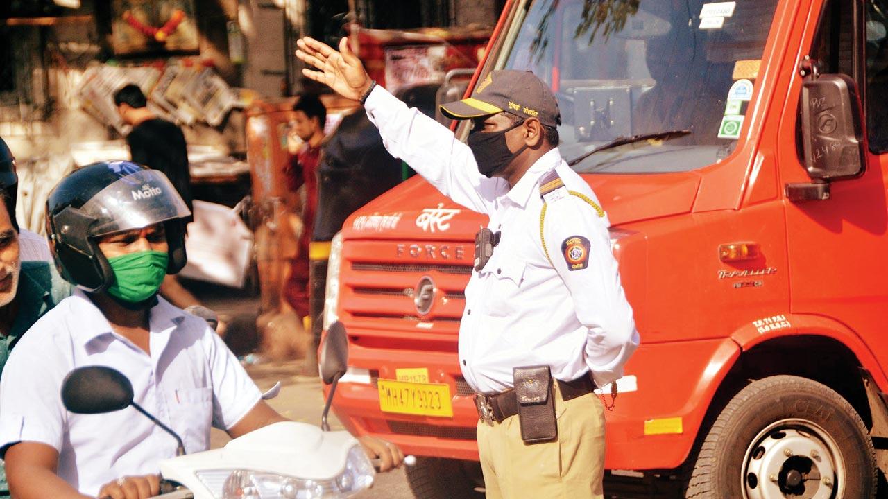 Traffic policemen are worse affected by noise pollution. In 2019, Dr Sarika Verma conducted an audiometry evaluation on 588 traffic policemen across eight Indian cities. “Traffic cops are typically exposed to loud noises for a minimum of eight hours a day. We found that 54 per cent of policemen had some level of hearing loss which they were not aware of,” she says. Pic/Sayyed Sameer Abedi