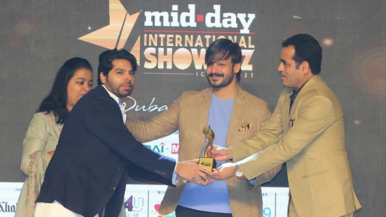 Actor Jatin Khurana honoured with Mid-Day International Iconic Actor in Experimental Role Award